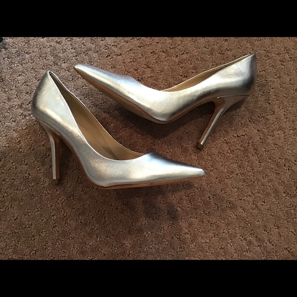 🌷CHARLES DAVID SILVER HEELS IN SIZE 8 1/2 - Picture 2 of 7